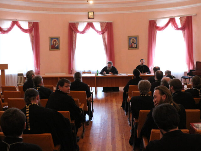 21 мая 2014 года, в актовом зале Витебской духовной семинарии архиепископ Витебский и Оршанский Димитрий провел очередное собрание духовенства благочиний г. Витебска. Собрание было посвящено подведению итогов второй четверти года. В повестке собрания были обозначены следующие вопросы: - отчет о деятельности благочинных г. Витебска по профильным направлениям; - отчёт о взаимодействии с образовательными учреждениями города; - обсуждение планов городских мероприятий на летний период; - обсуждение планов по миссионерской, социальной работе и работе с молодёжью; - о прошедших и предстоящих культурных мероприятиях; - о необходимости открытия новых храмов и часовен; - обсуждение иных поручений епархиального архиерея.