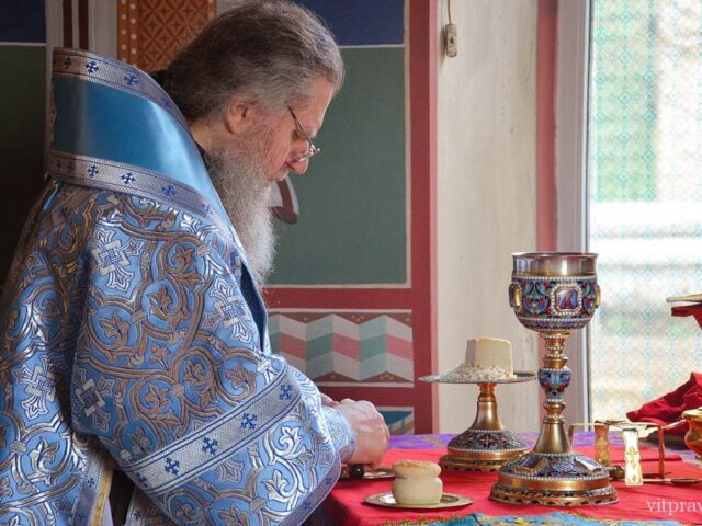 В праздник Похвалы Божией Матери архиепископ Витебский и Оршанский Димитрий совершил Божественную литургию в Казанском храме Свято-Троицкого Маркова мужского монастыря
