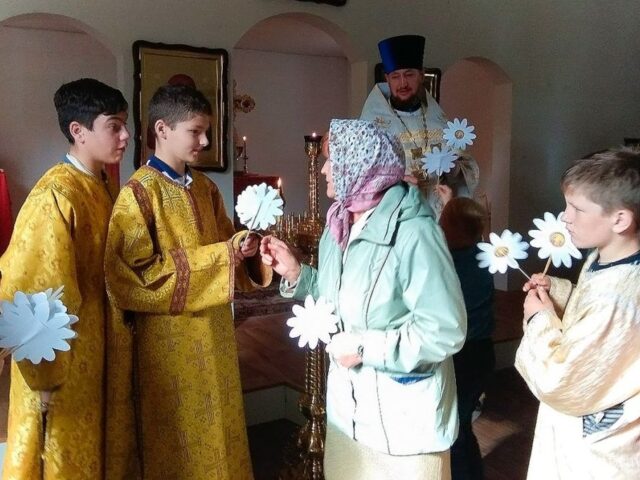 В Лепеле прошёл флешмоб «Подари ромашку»