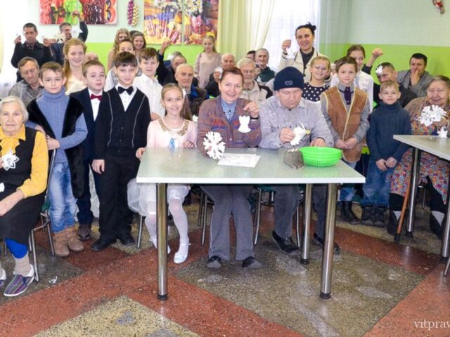Жители Вороновского дома-интерната получили рождественские подарки