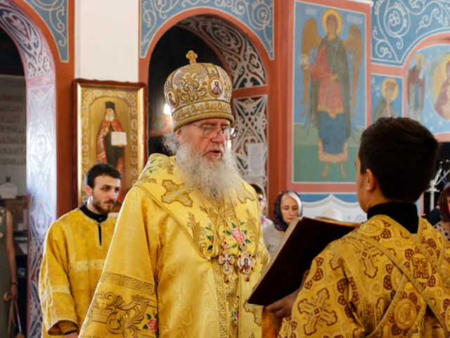 В день памяти великомученика и целителя Пантелеимона ректор семинарии совершил Литургию в Свято-Покровском соборе города Витебска