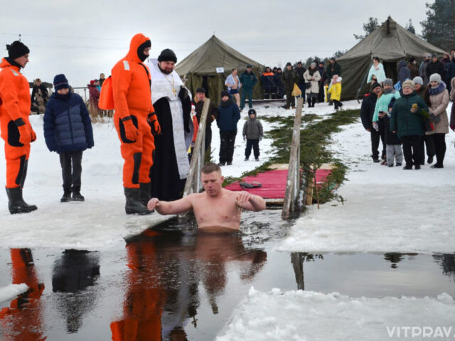 В праздник Богоявления на озере Святое после освящения воды прошли традиционные крещенские купания