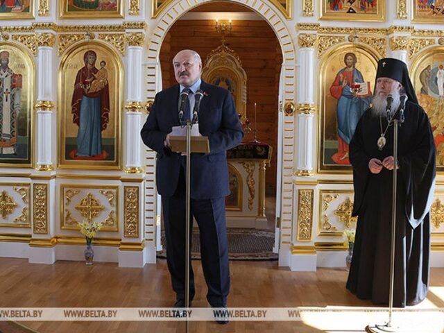 Президент Беларуси Александр Григорьевич Лукашенко в праздник Пасхи посетил храм Преображения Господня в городском поселке Копысь