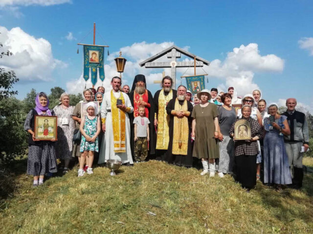 6 августа, Езерище. В Городокском благочинии прошел крестный ход, посвященный 645-летию первого воспоминания храма Успения Пресвятой Богородицы в городском поселке Езерище. Божественную литургию в храме Успения Пресвятой Богородицы совершил благочинный Городокского округа протоиерей Владимир Догодька. Его Высокопреподобию сослужили: настоятель Свято-Успенского храма г. п. Езерище иерей Михаил Синицкий, настоятель храма преподобномучениц великой княгини Елисаветы и инокини Варвары города Городка иерей Стахий Кисилев и настоятель храма святой великомученицы Анастасии Узорешительницы в а. г. Бычиха иеромонах Тихон (Неустроев). После Литургии крестоходцы направились на кладбище, где был погребен священник Алексей, служивший в Езерище в 50-е годы XX века. Там была совершена заупокойная лития по всем священнослужителям? служившим в разные годы в Успенском храме. Следующая остановка была в Местечке, на месте, где когда-то стоял храм святителя Николая Чудотворца. У поклонного Креста был совершен молебен с акафистом святому. Далее паломники направились к устью реки Дубровки, чтобы переправиться через озеро Езерище. Недалеко от переправы сохранились остатки фундамента на месте древнего замка. Переправившись через озеро, все отправились в деревню Жуково, где когда-то стояла часовня в честь Параскевы- Пятницы. Там был отслужен молебен с акафистом святой великомученице. После акафиста верующие направились к святому источнику в честь святой Параскевы, где был совершен чин освящения воды. Общая протяженность пути составила около 10 км.  протоиерей Владимир Догодька