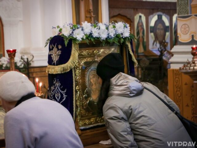 В Свято-Покровский собор города Витебска прибыла мироточивая икона Божией Матери «Умиление» (Локотская)
