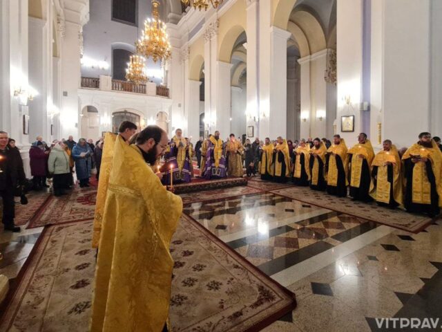 Архиепископ Димитрий и епископ Евсевий совершили вечерню с чтением акафиста «Иисусу Сладчайшему» в Свято-Успенском кафедральном соборе города Витебска