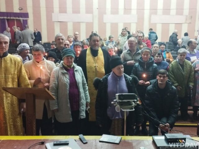 В праздник Сретения прихожане храма Святой Живоначальной Троицы города Городка посетили Максимовский дом интернат для престарелых и инвалидов