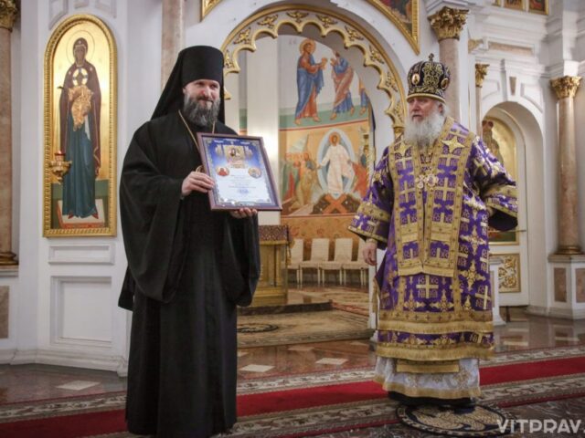 Архиепископ Димитрий поздравил епископа Друцкого Евсевия с Днем рождения после Литургии в Свято-Успенском соборе города Витебска