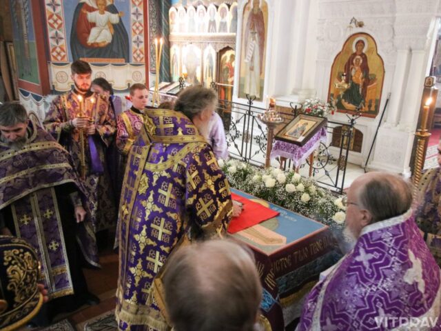 В Великую Пятницу архиепископ Димитрий совершил вечерню с выносом Плащаницы в Свято-Покровском соборе города Витебска
