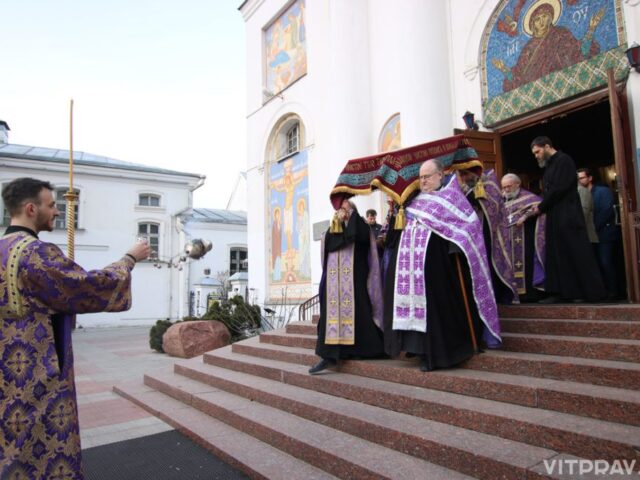 Архиепископ Димитрий совершил утреню с чином погребения Господа нашего Иисуса Христа в Свято-Покровском соборе города Витебска