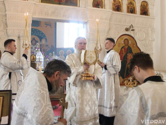 В Великую Субботу архиепископ Димитрий совершил вечерню и Божественную литургию в Свято-Покровском соборе города Витебска