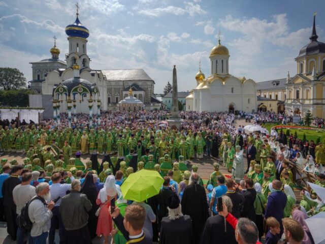 Архиепископ Димитрий сослужил Святейшему Патриарху Московскому и всея Руси на Соборной площади Свято-Троицкой Сергиевой лавры