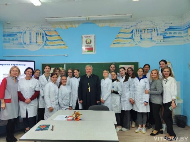 Подписан договор о сотрудничестве между Витебским медицинским колледжем им. И. П. Антонова, молодежным отделом Витебской епархии и благотворительным фондом поддержки семьи "Покров"