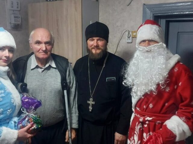 Иерей Родион Радевич принял участие в акции "От всей души" вместе с сотрудниками ТЦСОН аг. Улла