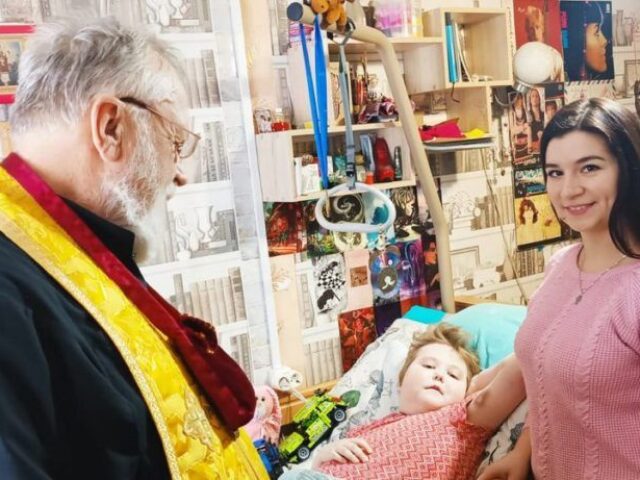 Протоиерей Александр Мозолев поучаствовал в поздравлении с днем рождения онокобольного ребенка вместе с представителями Октябрьского районного комитета "БРСМ" и сотрудниками библиотеки имени Владимира Короткевича
