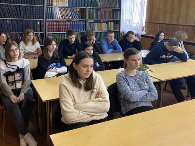 Иерей Борис Слуцкий провел беседу о празднике Рождества Христова в Витебском государственном политехническом профессиональном лицее