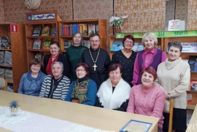 Иерей Игорь Цветков провел беседу с пенсионерами в библиотеке г.п. Коханово