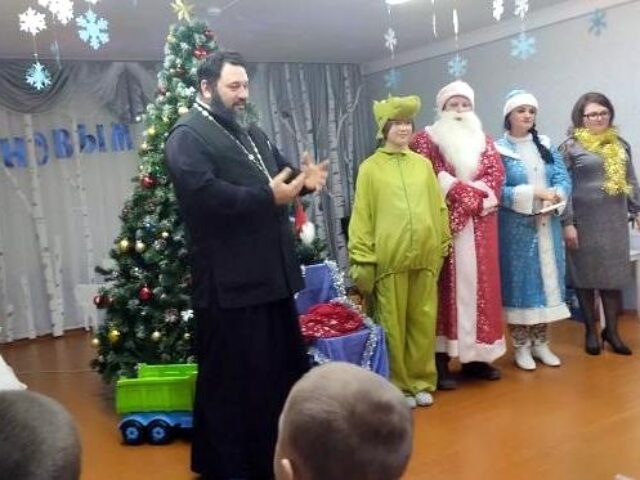 Иерей Владимир Пучинский Обольский детский приют и приют сестринского ухода при Обольской больнице в праздник Рождества