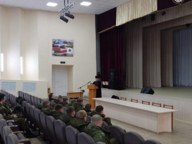 В праздник Рождества Христова протоиерей Владимир Кожановский посетил артиллерийскую бригаду в д.Боровка