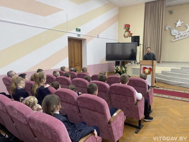 В СШ № 31 г. Витебска им. В.З. Хоружей прошла рождественская встреча учащихся начальных классов с диаконом Нилом Вербицким