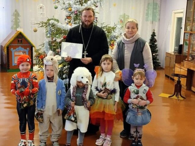 В праздник Рождества Христова иерей Родион Радевич посетил детский сад аг. Улла