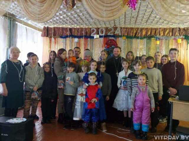 Иерей Родион Радевич провел Святочную встречу с детьми в библиотеке д. Мишковичи