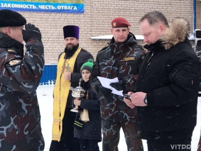 Иерей Николай Богданов принял участие в торжественном вручении табельного оружия отличившимся сотрудников ОМОН УВД Витебского облисполкома