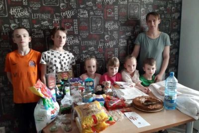 Представители епархиального отдела по защите семьи, материнства и детства поздравили многодетную семью с праздником