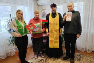 В рамках проведения республиканской благотворительной акции «От всей души» протоиерей Александр Лазуко посетил пожилых жителей г.Толочина