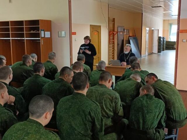 Протоиерей Александр Мозолев и Ангелина Вишневская провели лекцию-беседу среди военнослужащих, посвящённую 35-летию вывода советских войск из Афганистана