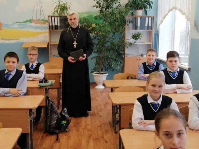 Протоиерей Сергий Федосеев побеседовал о заповедях с учащимися Чашникской гимназии