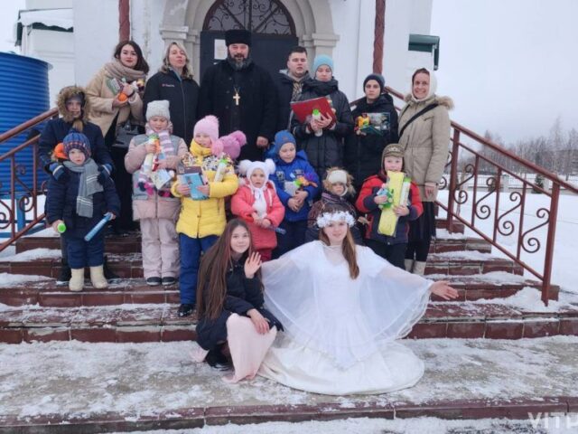 Волонтерская группа «Лучики Добра» организовала праздничное мероприятие для воспитанников Шумилинского детского социального приюта