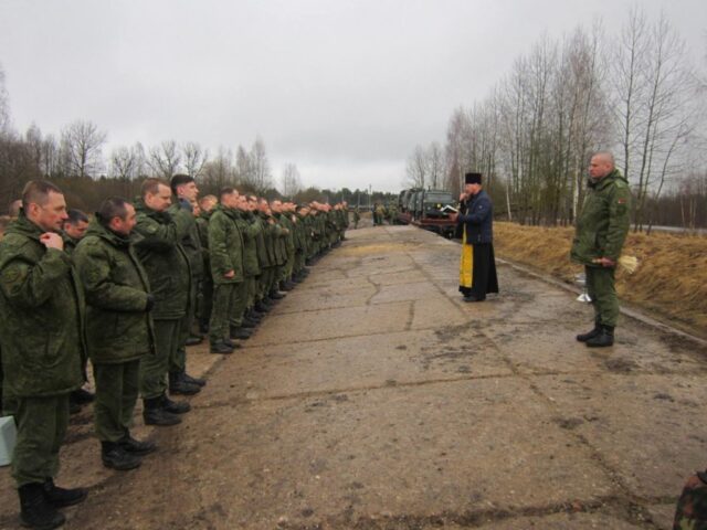Протоиерей Владимир Кожановский посетил военную часть в д. Боровка