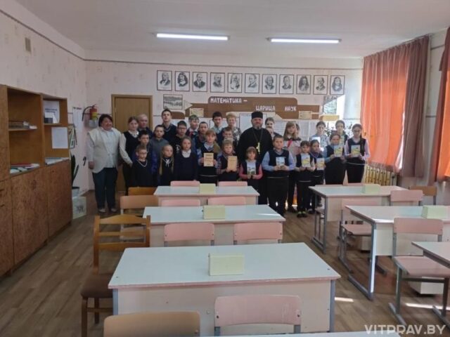 Протоиерей Феодор Пучинский провел беседу с учениками на тему «Православная книга -радость для души»