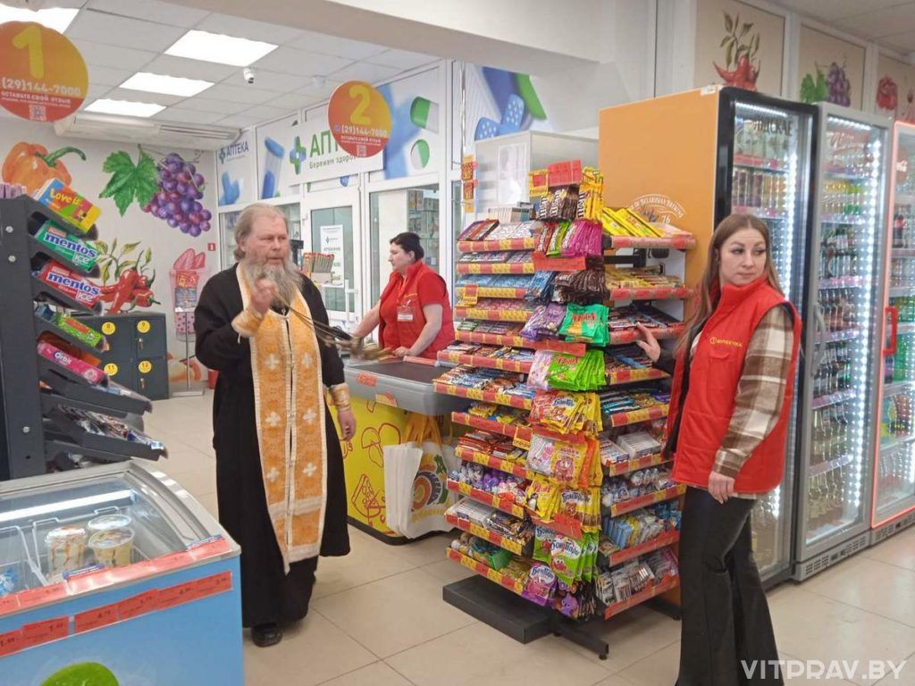 В поселке Витьба иерей Николай Дубенецкий провел чин освящения магазина