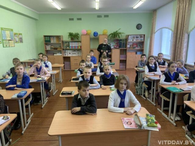Иерей Стахий Киселев побеседовал со второклассниками о православной книге