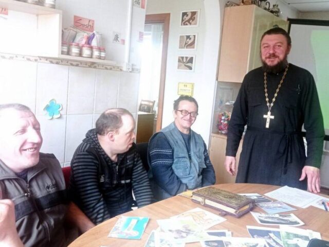 Протоиерей Николай Кисель побеседовал о православной книге с пациентами ТЦСОН Бешенковичского района
