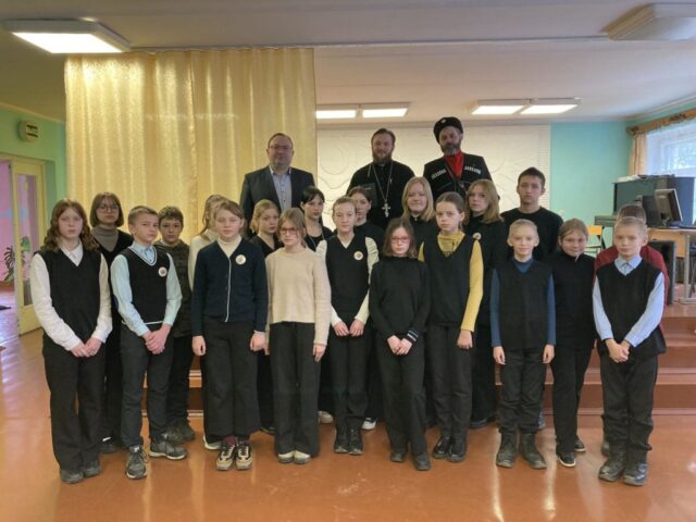 Иерей Родион Радевич и представитель Белорусского казачества посетили учебные учреждения Бешенковичского района