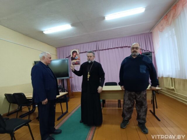 В г. Сенно прошла встреча учеников старших классов с участниками автомобильного молитвенного шествия «За Русь Святую»