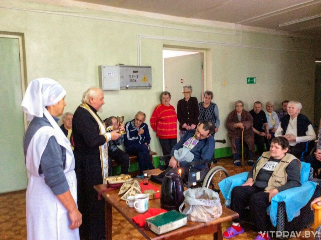 Представители Чашникского благочиния посетили посетили больницу сестринского ухода д. Кащино