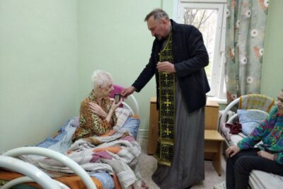 Иерей Иоанн Вабищевич и сестры милосердия посетили Слободскую больницу сестринского ухода