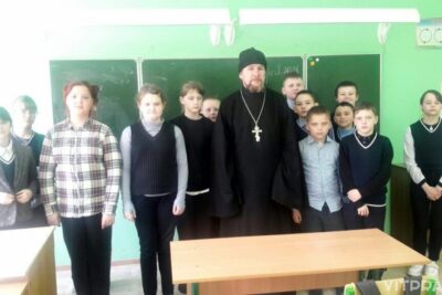 Священнослужители Городокского благочиния провели уроки в школах, посвященные подготовке к празднику Пасхи