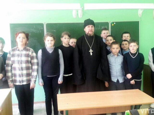 Священнослужители Городокского благочиния провели уроки в школах, посвященные подготовке к празднику Пасхи