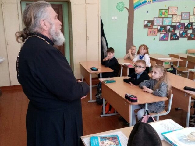 Иерей Стахий Киселев побеседовал о послушании с третьеклассниками средней школы № 1 Городка