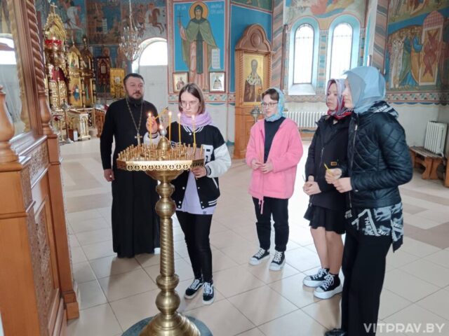 Протоиерей Николай Кисель провел экскурсию по храму для участниц областного конкурса «Велiкодная мазаiка»