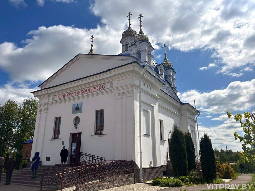 Празднование Дня Победы в храме мученицы Раисы началось с последования «Благодарственнаго и молебного пения ко Господу Богу, певаемаго в день Победы в Великой Отечественной войне». Молебное пение совершил иерей Олег Кравченко, настоятель храма мученицы Раисы. После отец Олег принял участие в торжественном митинге, посвящённому 79-й годовщине Победы в Великой Отечественной Войне. Отдать дань памяти и уважения собрались руководство и жители деревни Андреевщина: Ващенко Игорь Дмитриевич, председатель Андреевщинского сельского исполнительного комитета; сотрудники сельского исполнительного комитета; учащиеся ГУО "Средняя школа № 23" г. Орши. Отец Олег, обратился с пастырским словом к присутствующим: "День Победы – это праздник торжества добра над злом, праздник, соединяющий все поколения, живущих на земле и отошедших в Вечность". В конце мероприятия было совершено возложение цветов к мемориалу советским воинам, погибшим в годы Великой Отечественной войны. Иерей Александр Бабич