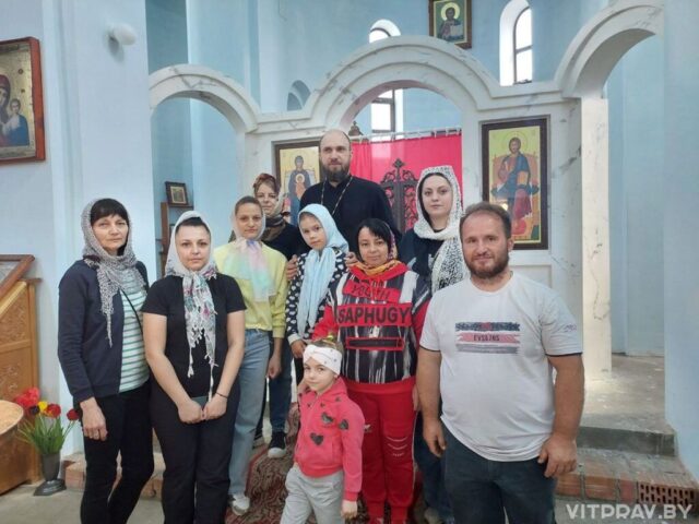 Волонтеры МБОО "Добряки" помогли в уборке территории храма Рождества Христова Орши