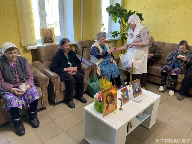 Сестры милосердия храма Рождества Христова Орши поздравили с праздником Пасхи престарелых и инвалидов