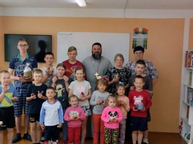 Иерей Владимир Пучинский поздравил с Пасхой обитателей Шумилинского социально-педагогического центра