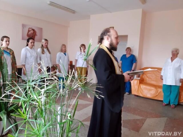 В Витебской детской областной клинической больнице были отслужены Пасхальные молебны